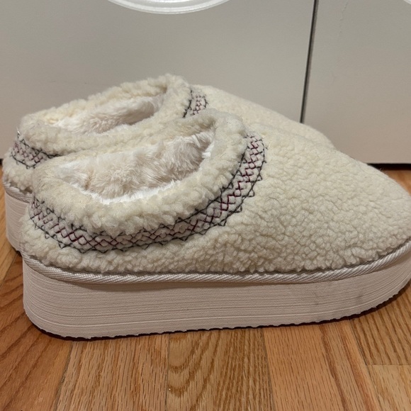 Cozy Cream Fleece Slippers - Picture 6 of 7